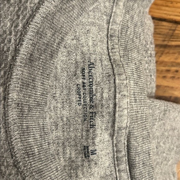 Abercrombie & Fitch Gray Long Sleeve Tee - Picture 2 of 2